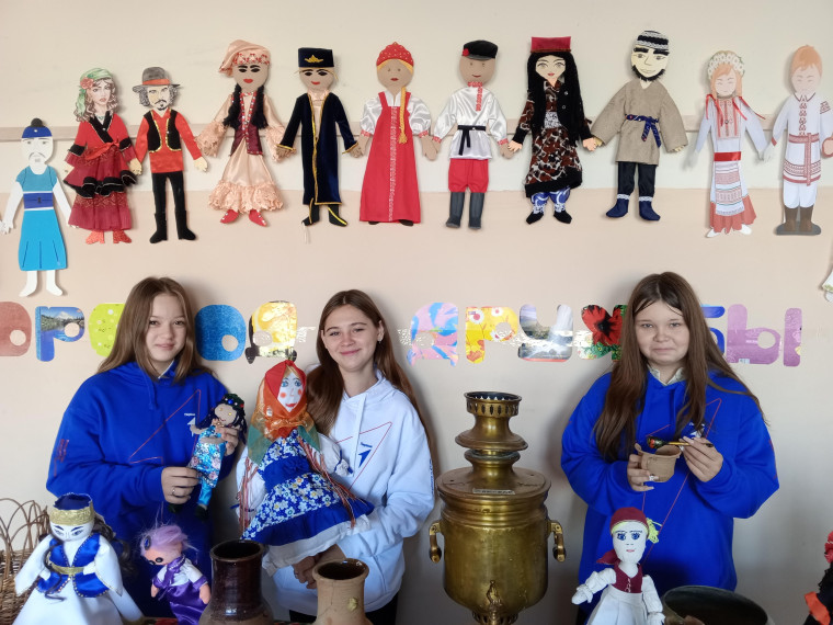 Конкурс национальных костюмов проходит в школе.